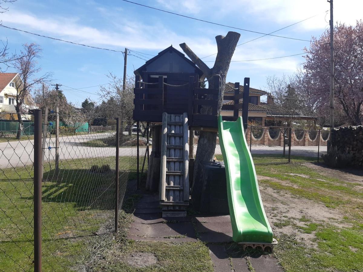 Estike Nyaralo Merevfalu Kerti Medencevel Zamárdi Buitenkant foto