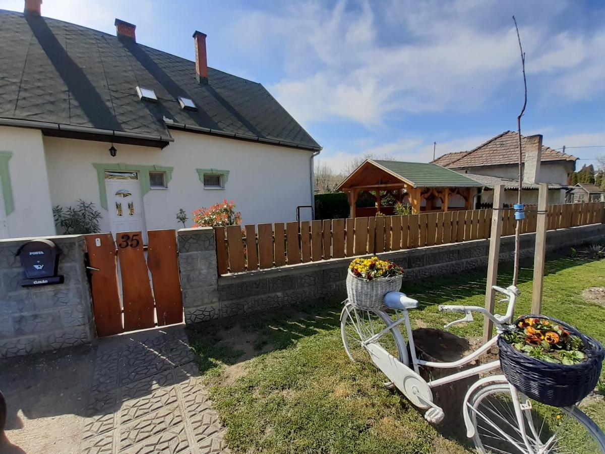 Estike Nyaralo Merevfalu Kerti Medencevel Zamárdi Buitenkant foto