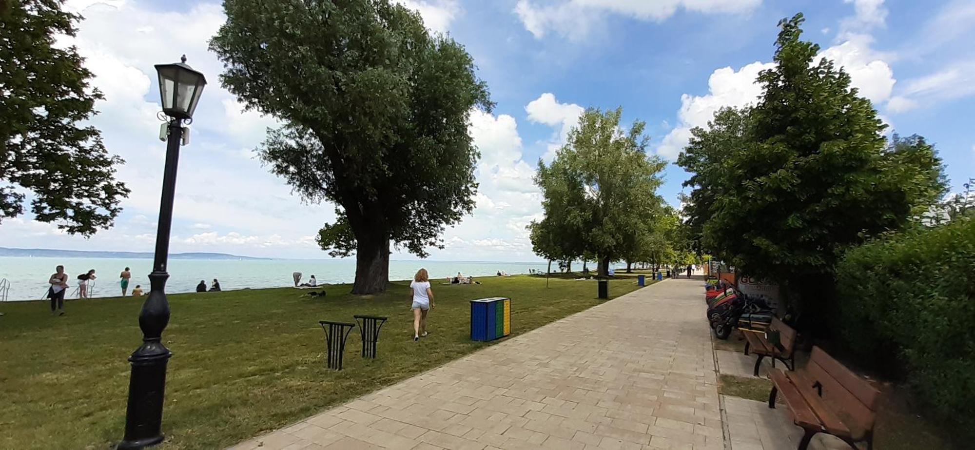 Estike Nyaralo Merevfalu Kerti Medencevel Zamárdi Buitenkant foto