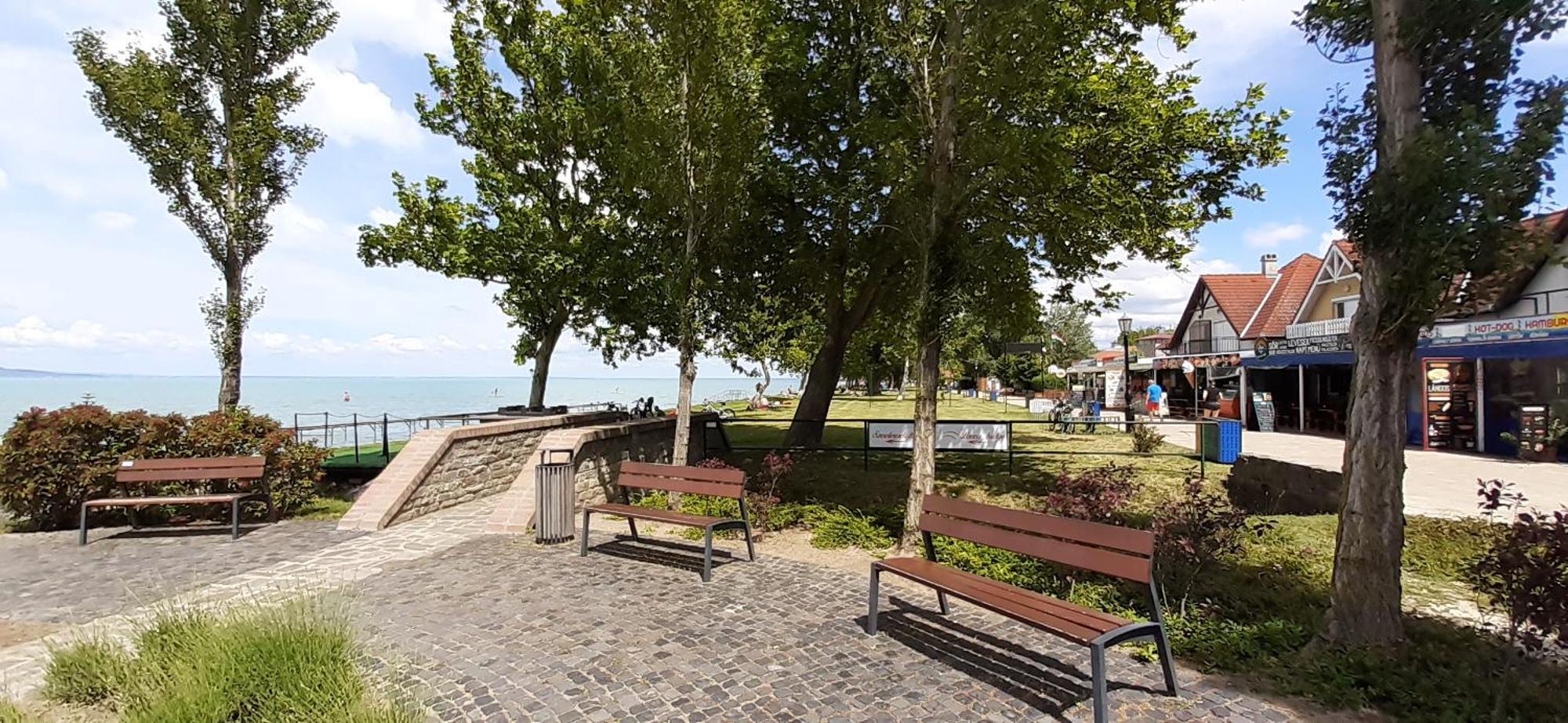 Estike Nyaralo Merevfalu Kerti Medencevel Zamárdi Buitenkant foto